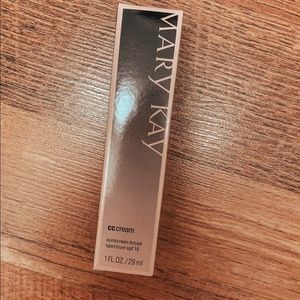 Mary Kay CC CREAM VERY LIGHT NIB